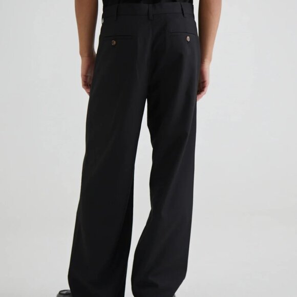 Versatile Black Pleated Pants - Picture 3 of 4